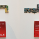 Comparación de dos placas base de laptop. A la izquierda, una de Qualcomm con el 835, es un 35% más pequeña. A la derecha, una de un competidor que Qualcomm no nos quiso decir (pero que es Intel). Imagen: Qualcomm.